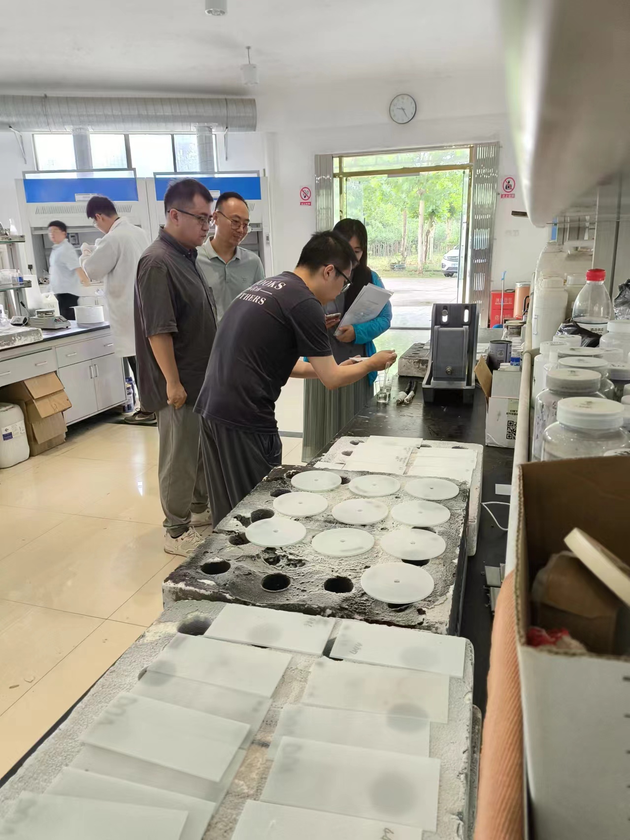 区科经局领导调研考察2.jpg